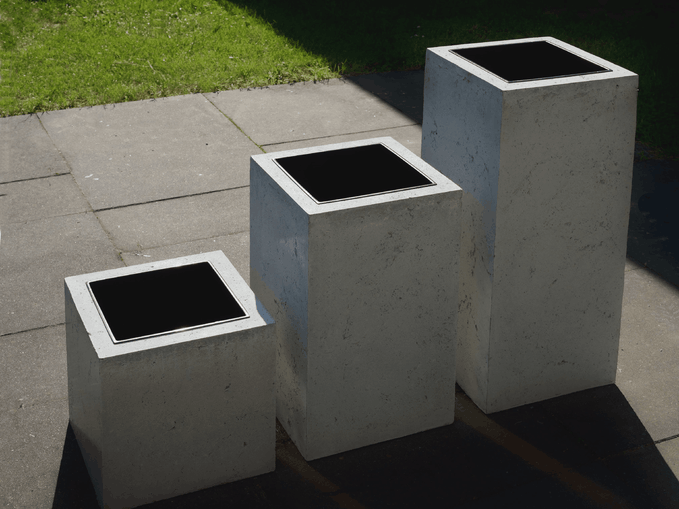 Eleganckie donice miejskie z betonu architektonicznego z wkladem plastikowym – realizacja na nowoczesnym tarasie