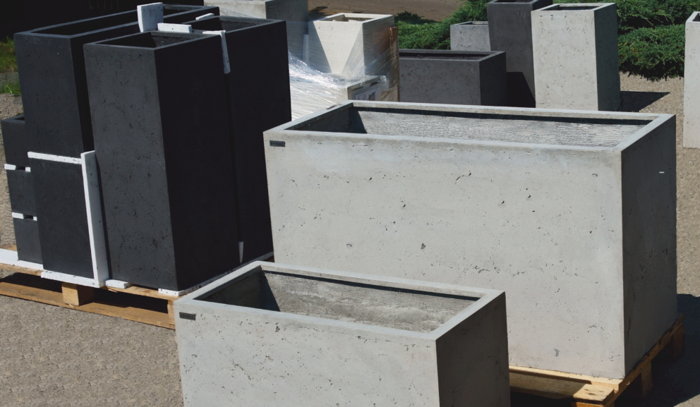 Wysoka donica z betonu architektonicznego – producent małej architektury ogrodowej Dębica