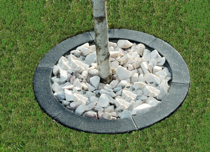 Czarne obrzeże z konglomeratu pod drzewa – odporność na warunki atmosferyczne