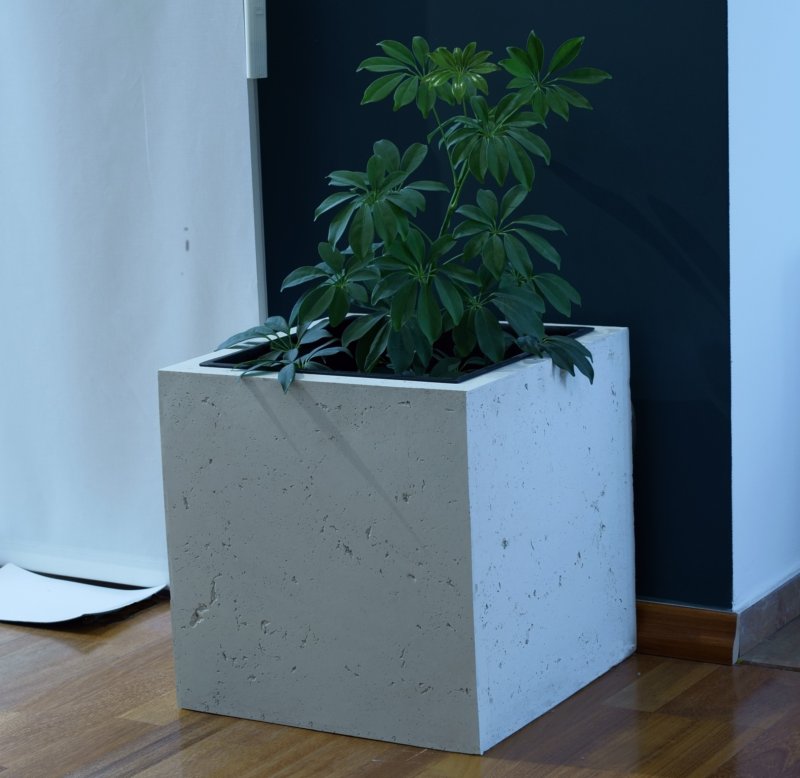 Ekskluzywna donica betonowa innoVal w nowoczesnym salonie - lekkość i styl